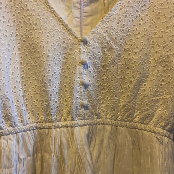 White dress with button and flower details - Picture 2 of 3